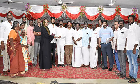 விழாவில் அய்யப்பன் எம்.எல். ஏ. 100 பேருக்கு கண் கண்ணாடி வழங்கினார். அருகில் டாக்டர் பிரவீன் அய்யப்பன் உள்ளார்.