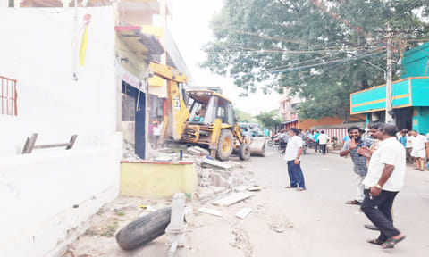 வாலாஜா - அணைக்கட்டு சாலையில் ஆக்கிரமிப்புகள் அகற்றம்