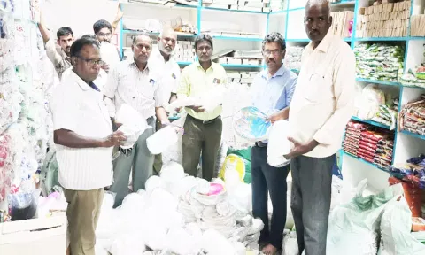 அதிகாரிகள் பிளாஸ்டிக் பொருட்கள் பறிமுதல் செய்த காட்சி.