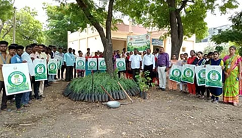 கால்நடை பராமரிப்பு துறை சார்பில் மரக்கன்றுகள் நடும் பணி