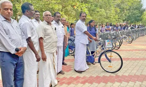 மாணவர்களுக்கு இலவச சைக்கிள்களை ஒன்றியக்குழு தலைவர் கலைச்செல்வன் வழங்கி தொடங்கி வைத்தார்.

