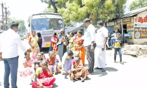 பொதுமக்கள் பஸ்சை மறித்து சாலை மறியலில் ஈடுபட்டனர்.
