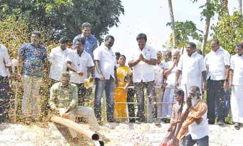 தஞ்சை அழகிகுளத்தில் தண்ணீர் நிரப்பும் பணியை மேயர் சண். ராமநாதன் தொடங்கி வைத்தார்.