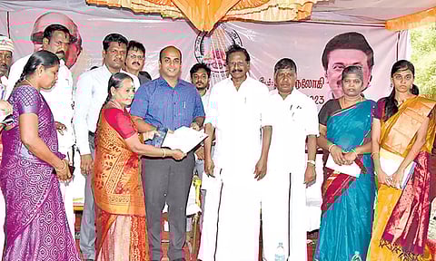 மக்கள் நேர்காணல் முகாமில் பயனாளிகளுக்கு நலத்திட்ட உதவிகளை கலெக்டர் தீபக்ஜேக்கப் வழங்கினார்.