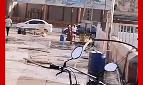 கோவிலுக்கு செல்லும் வழியில் தண்ணீர் செல்வதை படத்தில் காணலாம்.