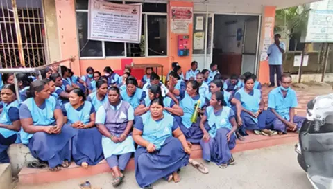 நாமக்கல் அரசு மருத்துவமனையில் தூய்மை பணியாளர்கள் தர்ணா போராட்டத்தில் ஈடுபட்டபோது எடுத்த படம்.&nbsp;