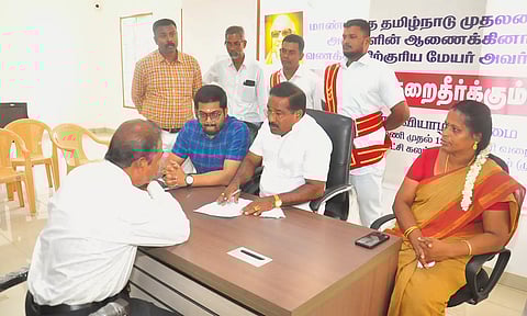 பெயர் பலகையை அகற்ற வலியுறுத்தி திரண்ட பொதுமக்கள்
