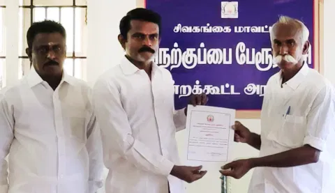 வெற்றி சான்றிதழை வழங்கியபோது எடுத்த படம்.