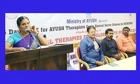 கருத்தரங்கில் சென்னை அரசு சித்த மருத்துவக்கல்லூரி முதல்வர் கனகவல்லி பேசிய காட்சி.