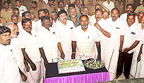 சந்திரயான் 3 வெற்றிக்காக முன்னாள் அமைச்சர் ஆர்.பி. உதயகுமார் கேக் வெட்டி நலத்திட்ட உதவி வழங்கினார். அருகில் பேரவை துணை செயலாளர் வெற்றிவேல், மாவட்ட பேரவை செயலாளர் எஸ்.எஸ். சரவணன் உள்ளிட்ட பலர் உள்ளனர்.