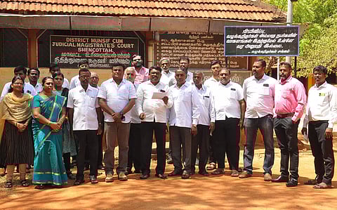 வக்கீல்கள் ஆர்ப்பாட்டத்தில் ஈடுபட்ட காட்சி.