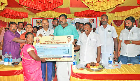 சங்கரன்கோவில் பால் கூட்டுறவு சங்கத்தில் பயனாளிகளுக்கு ராஜா எம்.எல்.ஏ. கடன் உதவிகளை வழங்கிய காட்சி.
