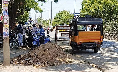 அண்ணாநகர் பகுதி சாலை நடைபாதைகளில் மணல்கள்  கொட்டி வைக்கப்பட்டுள்ள காட்சி.