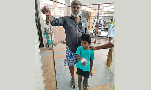 மகனை கடித்த நல்லபாம்புடன் அரசு ஆஸ்பத்திரிக்கு வந்த கொத்தனார்.