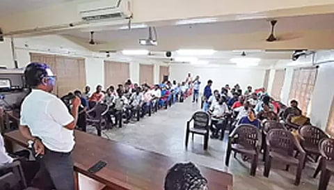 பயனாளிகளை தேர்வு செய்யும் தன்னார்வலர்களுக்கு பயிற்சி