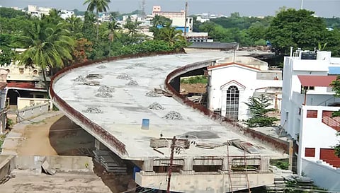 சேலம் அணை மேடு  மேம்பாலம் பணிகள் மிகவும் மந்தமாக நடந்து வருகிறது.