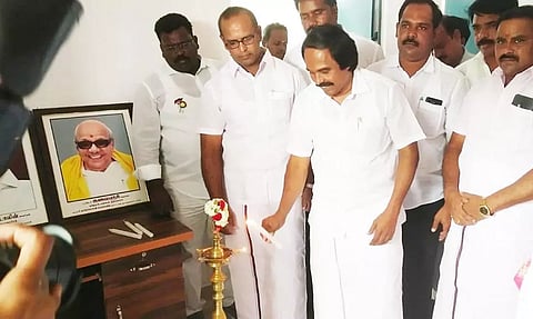 கூட்டுறவு சங்க பால் கொள்முதல் நிலைய கட்டிடத்தை பால்வளத் துறை அமைச்சர் மனோதங்கராஜ் குத்துவிளக்கேற்றி  தொடங்கி வைத்த காட்சி.