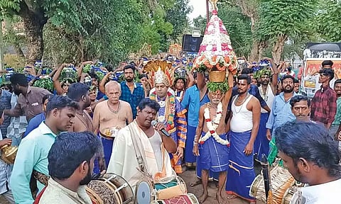 ஆதி நாகாத்தம்மன் கோவிலில் பால்குடம் எடுத்து வந்த பக்தர்கள்.