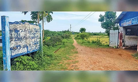 சுடுகாட்டுக்கு செல்லும் சாலையை சீரமைக்க வேண்டும்