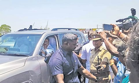 தஞ்சை மாவட்டம் சாலியமங்கலத்தில் முதல் -அமைச்சர் மு.க.ஸ்டாலினிடம், மனு அளித்த விவசாயிகள்.