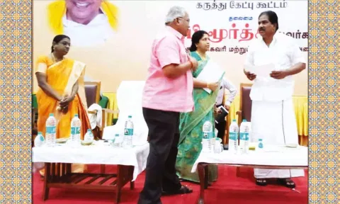 கீதாஞ்சலி கோவிந்தப்பன் அமைச்சர் மூர்த்தியிடம் கோரிக்கை மனு வழங்கிய போது எடுத்த படம்.
