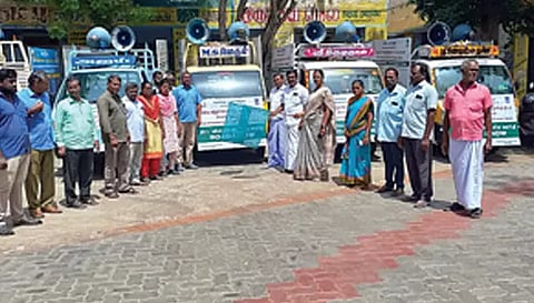 கபிலர்மலை வட்டாரத்தில் உணவு மற்றும் ஊட்டச்சத்து பாதுகாப்பு திட்டம் குறித்த விழிப்புணர்வு பிரசார வாகனத்தை தொடங்கி வைத்த போது எடுத்த படம்.