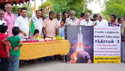 சந்திராயன் 3 விண் வெளியில் தரை இறங்கியதை கொண்டாடிய போது எடுத்த படம்.