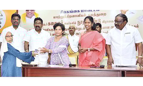 மாற்றுத்திறனாளிகளுக்கு கலெக்டர் ஆஷா அஜித் நலத்திட்ட உதவிகளை வழங்கினார். அருகில் எம்.எல்.ஏ.க்கள் தமிழரசி, முருகேசன், செந்தில்நாதன் ஆகியோர் உள்ளனர்.