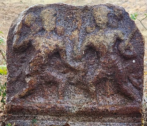 திருச்சுழி அருகே தும்முசின்னம்பட்டி கிராமத்தில் கண்டெ டுக்கப்பட்ட நடுகல்லை படத்தில் காணலாம்.