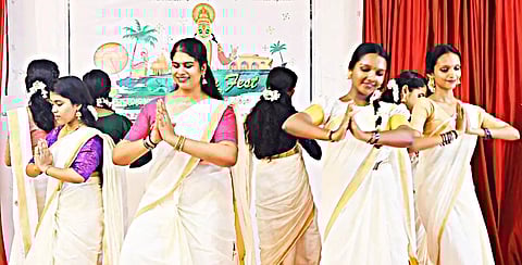 திருமங்கலம் அன்னை பாத்திமா கலை மற்றும் அறிவியல் கல்லூரியில் நடைபெற்ற ஓணம் பண்டிைக கொண்டாட்டத்தில் மாணவிகள் கேரள பாரம்பரிய உடை அணிந்து நடனமாடிய காட்சி.