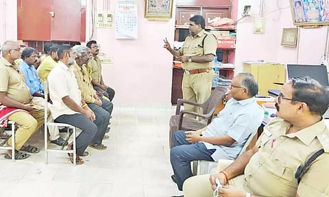 பள்ளி மாணவர்களை அழைத்து செல்லும் ஆட்டோ டிரைவர்களுக்கு விழிப்புணர்வு நிகழ்ச்சி- வட்டார போக்குவரத்து அலுவலகத்தில் நடந்தது