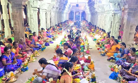 சுமங்கலி பூஜையில் கலந்து கொண்ட பெண்களை படத்தில் காணலாம்.