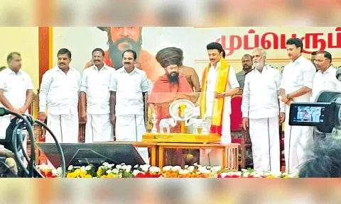 முதல்-அமைச்சருக்கு நினைவு பரிசு வழங்கப்பட்டது.
