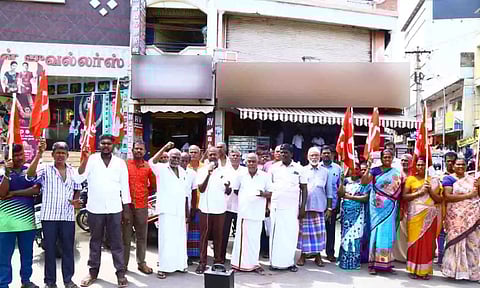 ஆர்ப்பாட்டத்தில் ஈடுபட்டவர்களை படத்தில் காணலாம்.