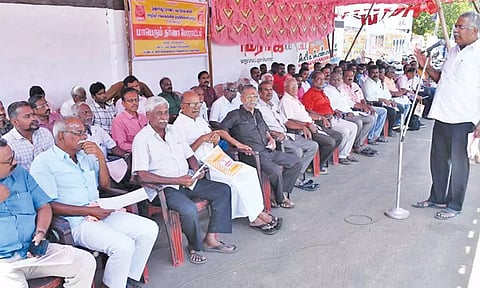 தஞ்சையில் தர்ணா போராட்டம் நடந்தது.