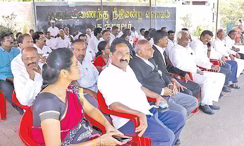 தஞ்சையில் வக்கீல்கள் உண்ணாவிரத போராட்டத்தில் ஈடுபட்டனர்.