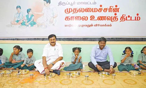 காலை உணவு திட்டத்தை அமைச்சர் மு.பெ.சாமிநாதன் தொடங்கி வைத்து மாணவர்களுடன்  அமர்ந்து சாப்பிட்ட காட்சி.&nbsp;