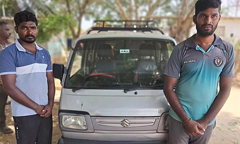 மலையம்பாளையம் அருகே ஆம்னி வேனில் ரேஷன் அரிசி கடத்திய 2 பேர் கைது