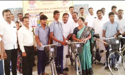 &nbsp;மாணவர்களுக்கு விலையில்லா சைக்கிள்களை அமைச்சர் கயல்விழி செல்வராஜ் வழங்கிய காட்சி.