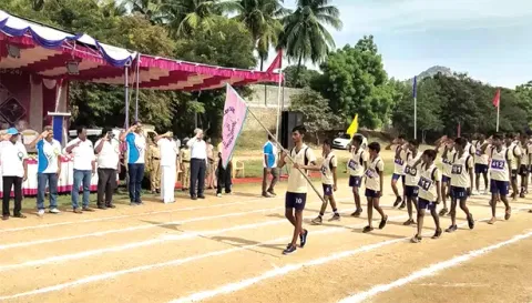 விளையாட்டு போட்டிகளையொட்டி மாணவர்களின் அணிவகுப்பு நடைபெற்றபோது எடுத்த படம்.&nbsp;