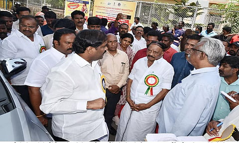 விக்கிரவாண்டி டோல்கேட்டில் சட்டமன்ற உறுதி மொழி குழுவினர் ஆய்வு செய்த போது எடுத்தபடம்.