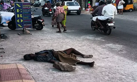 தக்கலை அருகே போதையில் தள்ளாடும் குடிமகன்களால் பயணிகள்-பொது மக்கள் கடும் அவதி
