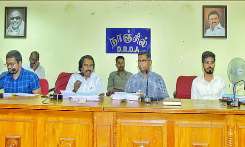 வளர்ச்சி பணிகளை செயல்படுத்த அனைத்து துறை அதிகாரிகளும் ஒருங்கிணைந்து பணியாற்ற வேண்டும்