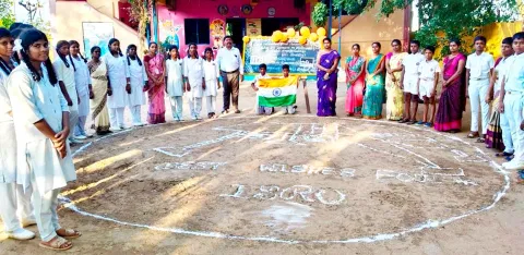 பாபா மெட்ரிக் பள்ளியில் சந்திரயான் கொண்டாட்டம்