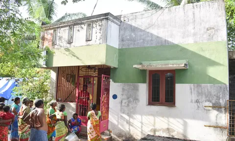 நாட்டு வெடிகுண்டு வீசப்பட்ட முருகானந்தம் வீடு.