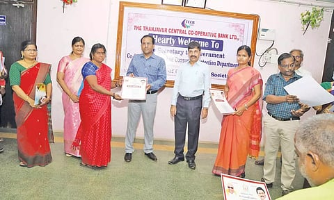பயனாளிகளுக்கு கடனுதவி வழங்கப்பட்டது.