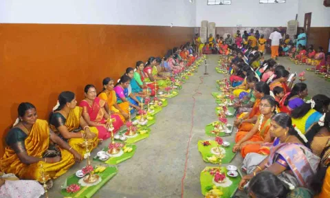 குத்து விளக்கு பூஜையில் பங்கேற்ற பெண்களை படத்தில் காணலாம்.