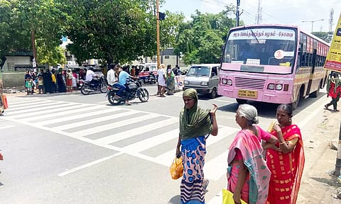 நிழற்குடை இல்லாததால் வெயிலில் தவிக்கும்  பொதுமக்கள்.&nbsp;