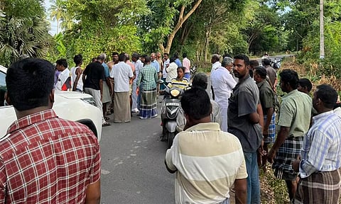 நார் கழிவுகளை கொட்ட வந்த லாரி சிறை பிடிப்பு