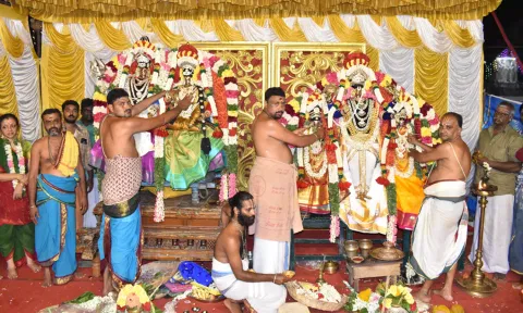 நெல்லிக்குப்பம் பூலோகநாதர் கோவிலில் ஒரே மேடையில் பெருமாளுக்கும் ,சிவனுக்கும் திருக்கல்யாணம் நடைபெற்ற காட்சி.